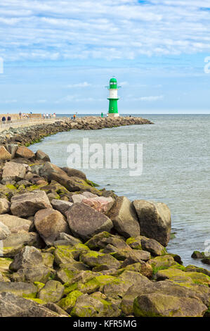 Grüner Leuchtturm auf einer Groyne am Hafeneingang von Rostock-Warnemünde Stockfoto