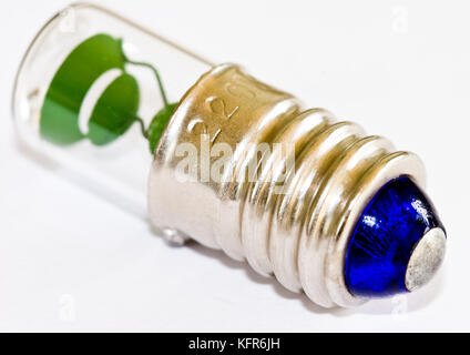 Eine Makroaufnahme einer Glühbirne gegen einen weißen Hintergrund. Stockfoto