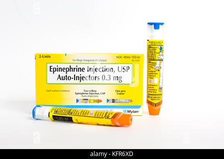 SAINT LOUIS, USA - 18. Oktober 2017: Mylan Allgemeine Verpackung EpiPen auto-Injektoren zur Behandlung allergischer Reaktionen verwendet. Stockfoto