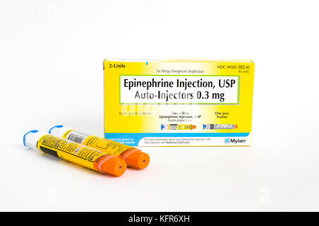SAINT LOUIS, USA - 18. Oktober 2017: Mylan Allgemeine Verpackung von zwei EpiPen auto-Injektoren zur Behandlung allergischer Reaktionen verwendet. Stockfoto