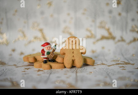 Weihnachten essen Fotografie Bild mit mini Lebkuchen Mann Kekse und Musik Santa Claus Dekoration mit gold glitzer Rentier Weihnachten Geschenkpapier Stockfoto