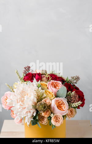 Blumen in runde Luxus vorhanden. Blumenstrauß aus gemischten Blumen in gelb Papier. Stockfoto