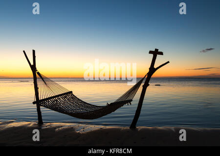 Hängematte am Strand vor dem Sonnenuntergang in Le Morne, Mauritius, Afrika. Stockfoto