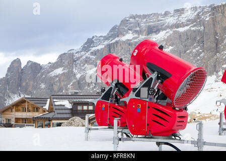 Vorderansicht von zwei Schneekanonen in Alpine Ski Resort Stockfoto