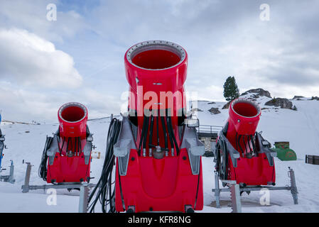 Vorderansicht von drei Schneekanonen in Alpine Ski Resort Stockfoto