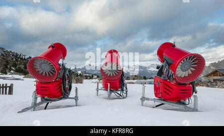 Ansicht der Rückseite drei Schneekanonen in Alpine Ski Resort Stockfoto