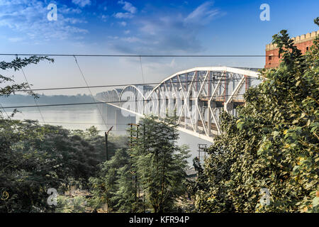 Ist eine der wichtigsten Brücken auf der Ganges ist. Wie die Brücke ist in der Nähe von rajghat, es ist auch lokal als rajghat Bridge bekannt. malviya Brücke ist bet Stockfoto