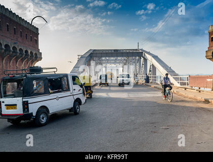 Ist eine der wichtigsten Brücken auf der Ganges ist. Wie die Brücke ist in der Nähe von rajghat, es ist auch lokal als rajghat Bridge bekannt. malviya Brücke ist bet Stockfoto