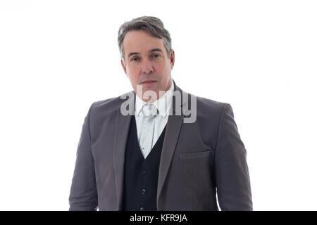 Grauen Haaren und Mann mittleren Alters blickt zuversichtlich. Er trägt Anzug und hat graue Haare. auf weißem Hintergrund. Stockfoto