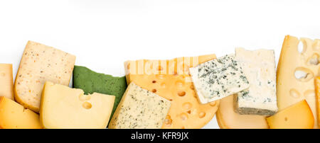 Verschiedene Arten von Käse auf weißem Hintergrund. mit Freistellungspfad Stockfoto