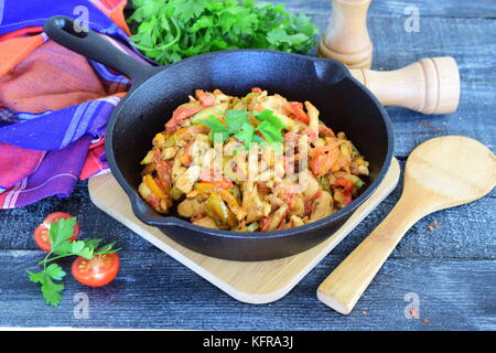 Eintopf aus Hähnchenbrustfilet mit Zucchini Paprika, Zwiebeln, Olivenöl, Gewürze. gesunde Ernährung Konzept Stockfoto