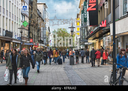 ESSEN, Deutschland - 30. Oktober 2017: Tausende von Käufer genießen Sie die Stadt und ihre Angebote an einem Montag vor zwei Feiertagen Stockfoto