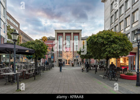 ESSEN, Deutschland - 30. Oktober 2017: Weihnachtsbeleuchtung ist bereits glooming rund um den berühmten alten Grillo Theater in Downtown Stockfoto