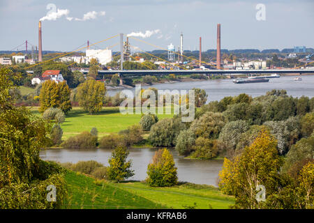 Rheinauen in Duisburg hochemmerich, Deutschland, werthauser wardt Nature Reserve, neuenkamp Rheinbrücke, Autobahn a40, Skyline von industriellen Anlagen i Stockfoto