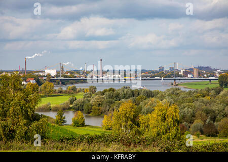 Rheinauen in Duisburg hochemmerich, Deutschland, werthauser wardt Nature Reserve, neuenkamp Rheinbrücke, Autobahn a40, Skyline von industriellen Anlagen i Stockfoto