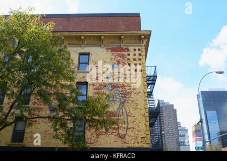 NEW YORK - 23. OKTOBER 2017: Mauer von Kiehl's Gebäude an der Ecke West 37th Street und 9th Avenue, mit Peeling gelbe Farbe und verwitterten Wandbild Stockfoto