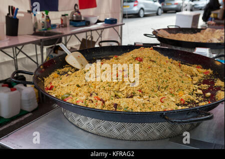 Outdoor Paella in einem französischen Markt in Großbritannien Abschaltdruck Stockfoto