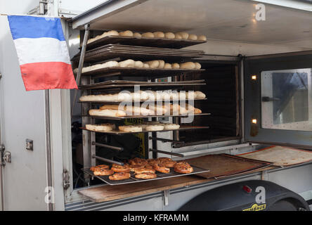 Mobile Brotbackofen im französischen Markt in Großbritannien Stockfoto