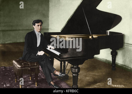 Josef Hofmann posiert am Klavier. Grand Piano. Polnisch-amerikanische Pianist und Komponist, 1876-1957. Russische photographische Postkarte. Stockfoto