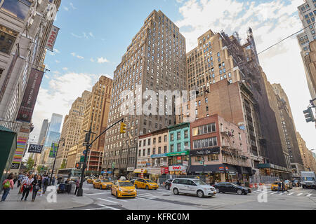 New York, USA - 26. Mai 2017: viel befahrenen Straße von Manhattan bei Sonnenuntergang. Stockfoto