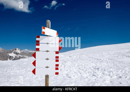 Leere Wegweiser in der schneebedeckten Berge mit vielen Richtungen Stockfoto