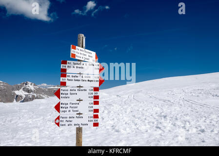 Wegweiser in den verschneiten Bergen - Madonna di Campiglio Ski Center in Italien Stockfoto