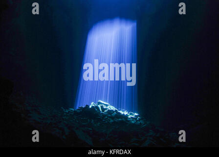 Blaue Sonnenlicht durch das Loch in der Unterwasserhöhle Stockfoto