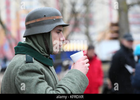 Belarus Stadt Gomel. Rekonstruktion der Schlacht des Zweiten Weltkriegs. 21.11.2016 Jahr. Unbekannte Mädchen in eine Erbse Jacke, gefütterte Jacke, von der Stockfoto