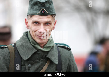 Belarus Stadt Gomel. Rekonstruktion der Schlacht des Zweiten Weltkriegs. 21.11.2016 Jahr. Unbekannte Mädchen in eine Erbse Jacke, gefütterte Jacke, von der Stockfoto