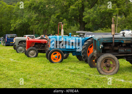 Auf der jährlichen Ceiriog Valley Agricultural Show in Glyn Ceiriog North Wales werden alte Traktoren ausgestellt