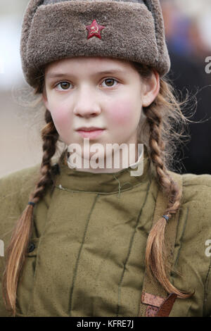 Belarus Stadt Gomel. Rekonstruktion der Schlacht des Zweiten Weltkriegs. 21.11.2016 Jahr. Unbekannte Mädchen in eine Erbse Jacke, gefütterte Jacke, von der Stockfoto