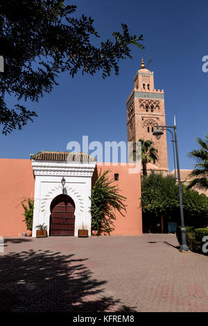 Marrakesch, Marokko, 14. Oktober, 2017: der Koutoubia Moschee im Zentrum von Marrakesch, im südlichen Teil der Medina von Marrakesch. Es im xii cen gebaut wurde Stockfoto