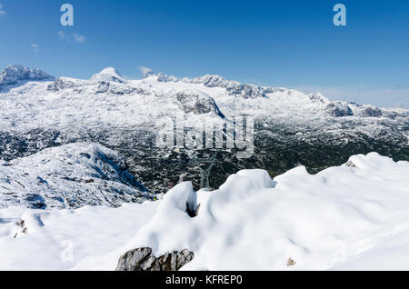 Verschneite Landschaft - der Blick auf den Dachstein Top vom Wanderweg zum Krippenstein Stockfoto