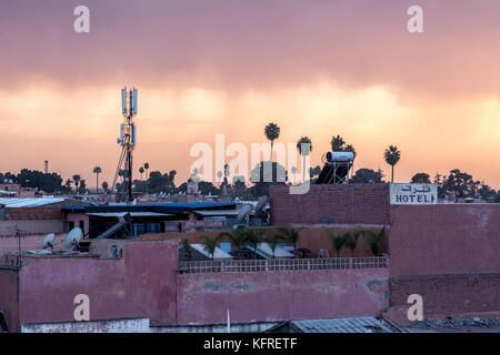 Marrakesch, Marokko, 14. Oktober, 2017: Sonnenuntergang in Marrakesch verschmutzte Luft Stockfoto