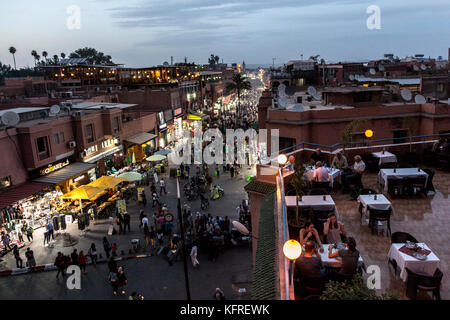 Marrakesch, Marokko, 14. Oktober, 2017: ein Abend der rush hour in Marrakesch. Menschen auf den Straßen am Abend, wenn die Temperaturen nicht, dass h Stockfoto