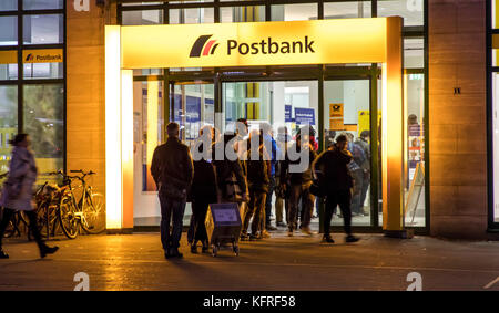 Warteschlange am Eingang der Main Post, Postbank, in der Innenstadt von Essen, Deutschland, am Hauptbahnhof, Willy-brand-Platz. Stockfoto