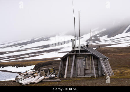 Bamsebu alte Beluga Walfang Hütte auf entfernten Arktischen Küste im Sommer. Ahlstrandhalvoya, Bellsund, Spitzbergen, Svalbard, Norwegen, Skandinavien Stockfoto