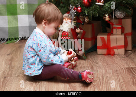 Kleine Kinder in der Nähe von Weihnachten Stockfoto