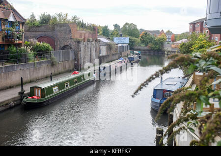 Brentford Chiswick London UK Oktober 2017 - Schmalboote auf den Brent Kanälen vor der Themse Stockfoto