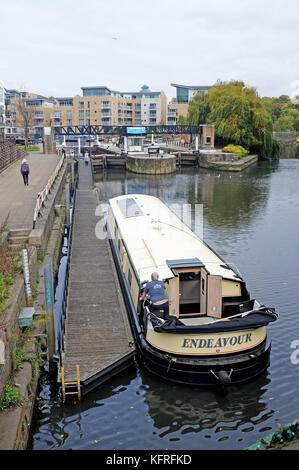 Brentford chiswick London uk Oktober 2017 - narrowboats auf dem Fluss brent Kanäle aus der Themse Foto aufgenommen von Simon dack Stockfoto