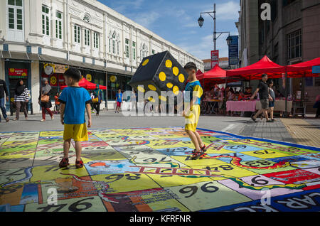 Georgetown, Penang, Malaysia - Dezember 13, 2015: Besucher Spaß Spiel am Strand Straße oder der Lebuh Pantai, Georgetown, Penang. Es ist die Uneso Stockfoto