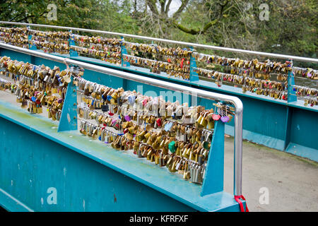 Liebe sperren zu Wehr Bridge angeschlossen sind, über den Fluss Wye, Bakewell, Derbyshire, England, UK. Stockfoto