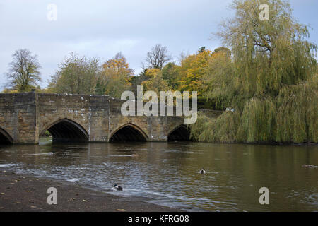 Pack Horse Brücke über den Fluss Wye, Bakewell, Derbyshire, England, UK. Stockfoto