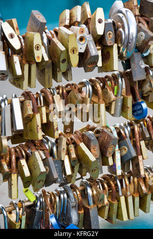 Liebe sperren zu Wehr Bridge angeschlossen sind, über den Fluss Wye, Bakewell, Derbyshire, England, UK. Stockfoto