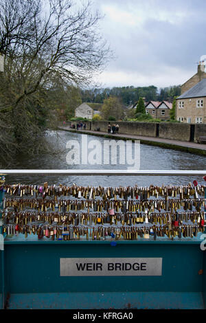 Liebe sperren zu Wehr Bridge angeschlossen sind, über den Fluss Wye, Bakewell, Derbyshire, England, UK. Stockfoto