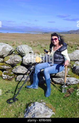 Reife weibliche Metalldetektion, Irland - John Gollop Stockfoto