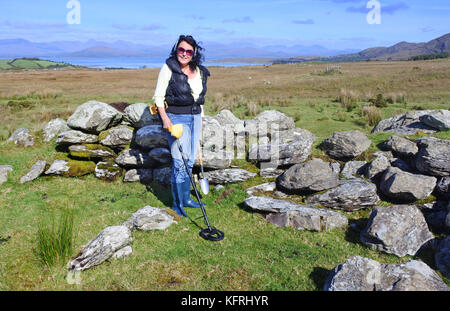 Reife weibliche Metalldetektion, Irland - John Gollop Stockfoto