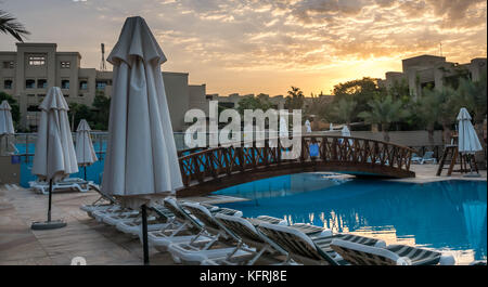 Am frühen Morgen Sonnenaufgang am Pool Komplex, Holiday Inn Dead Sea Beach Resort, niemand im Pool, Jordanien, Naher Osten Stockfoto