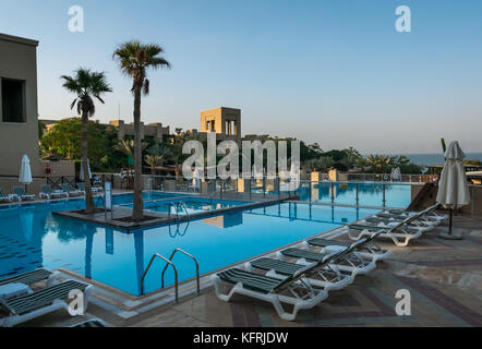 Am frühen Morgen am Pool Komplex, Holiday Inn Dead Sea Beach Resort, und niemand im Pool, Jordanien, Naher Osten Stockfoto