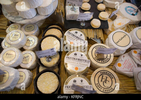 Paxton & Whitfield, in Londons historischen St James Viertel eines der ältesten cheesemongers in England, Großbritannien Stockfoto